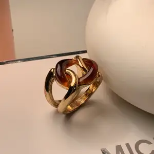 Super snygg guldig ring med bruna ditaljer i storlek M💍kan skicka men köparen står för frakt:) buda!