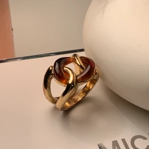 Ring - Super snygg guldig ring med bruna ditaljer i storlek M💍kan skicka men köparen står för frakt:) buda!