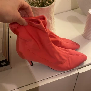 Rosa klackskor  - Klackskor i mjukt material eller hur man skall säga? Använda en gång.