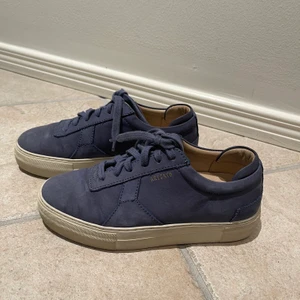 Blåa Axel Arigato skor  - Axel Arigato skor använda fåtal gånger i väldigt fint skick. Storlek 37. 