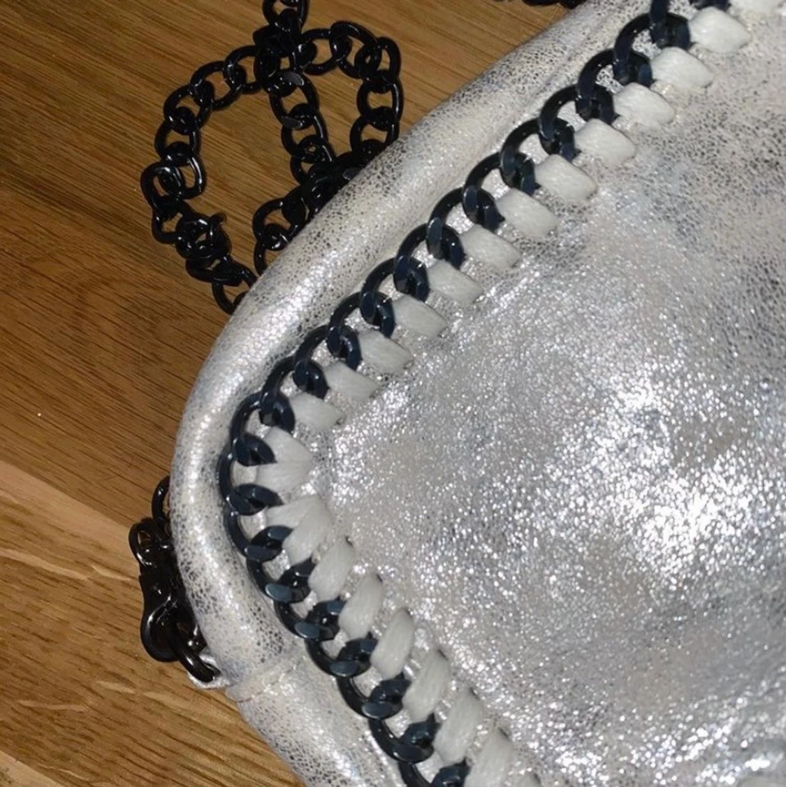 VIT/SILVRIG AXELREMSVÄSKA MED GRÅTT KEDJEBAND. - 91