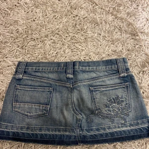 Kort kjol med slitningar - Kort kjol med slitningar 