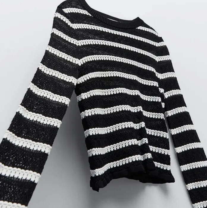 Säljer denna sjukt snygga och trendiga tröja från Zara! Aldrig använd. Säljes för 300 kr eller vid högsta bud💕. Toppar.