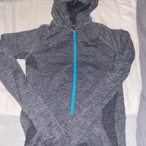 Träningskofta  - Snygg tunn träningskofta perfekt för träningar, utepromenader, eller vad som helst egentligen! DM för intresse ❤️