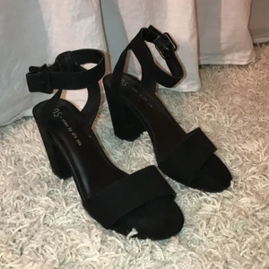 klackar i svart mocka - dessa klackar är använda två gånger, medel/låg klack perfekt om man inte gått så mycket i klackar innan eller bara vill ha sköna helt enkelt. frakt 66kr tillkommer🥰