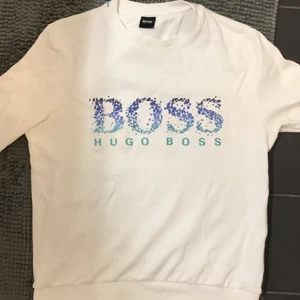 Hugo Boss crewneck  - Hugo boss vit crewneck med tryck, använd +-10 gånger, väldigt bra skick. Pris går att diskuteras. Endast uppmötning i Linköping