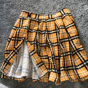 Gulrutig kjol från pretty little thing med textur och en lårslit🤤