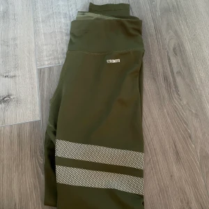 Stronger tights - Sjukt snygga och bekväma Stronger tights. Säljs då jag inte andvänder de längre. Fin färg. Jag bjuder på frakten.