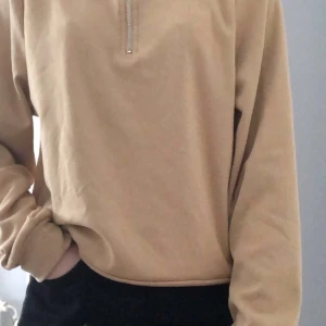 Beige mjukis tröja  - Säljer denna beiga mjukiströjan då den inte riktigt längre är min stil, köpt på bikbok (nypris 300) Hör av dig vid intresse!🤍