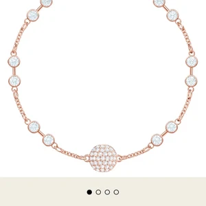 Swarovski Armband - Berätta din egen stilhistoria med Remix kollektionens armband och alfabetsberlocker. Dessa roseguldpläterade armband och berlocker gnistrar vackert med klar kristallpavé. Det lättanvända, clip-on spännet har designats speciellt för att passa säkert på alla Remix Strand eller det nya Remix Carrier-armbandet. Du kan också fästa det på alla andra Swarovski-smycken för en anpassad look med en speciell mening. Kristall och roséguldpläterad Klar kristallpavé Storlek: 2x1cm på berlocker och 18 cm på armbandet och de är Rostfritt stål  Sparsamt använda. Originalkartong följer med.  Ordinarie pris ca 680kr