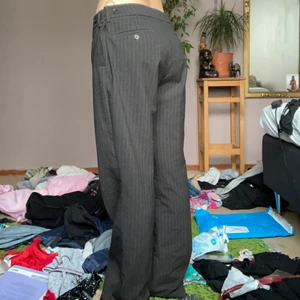 Kostymbyxor - Riktigt snygga lågmidhade konstymbyxor men för långa för mig som är 162! 