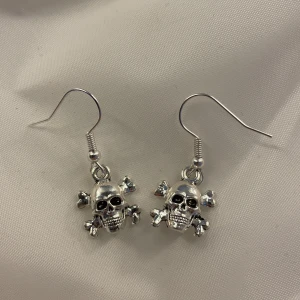 Örhängen med döskallar - Örhängen med små döskallar. Inte äkta silver. Frakt på 12kr tillkommer. 💕