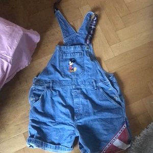 Hängsle byxor - Söta hängalebyxor med mickey mouse detaljer. Ena hängslet är sönder. Köparen står för frakt