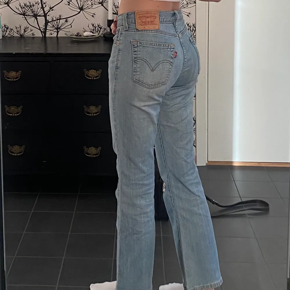 Fina lågmidjade levi’s jeans som tyvärr är något för korta för mig! Storleken är W30 L30! Midjemåttet är ca 76cm!💗. Jeans & Byxor.