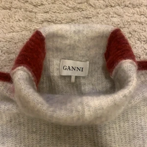 Ganni tröja - Fin stickad Ganni tröja. Färgerna är röd och ljusgrå