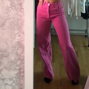 Zara jeans  - Super fina rosa zara jeans i storlek 38/M - knappt använda -  men passar också S. Säljer pga att jag inte använder dom. 