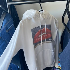 The cool elephant - En tröja från the cool elephant. Den har tyvärr börjat bli för liten för mig och kommer därför inte till användning längre. Hör av dig om du är intresserad eller vill ha fler bilder:)