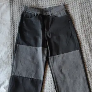Kroppade jeans från Monki i grå och svart. Helt oanvända då det blev fel storlek och jag inte lämnade in dem i tid för retur.  Nypris 500kr, köpare står för frakt. 
