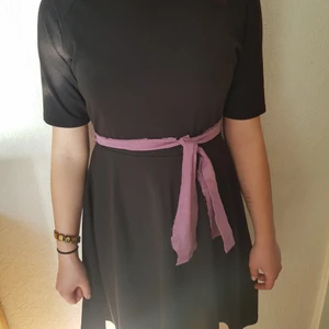 Lindex klänning med skärp  - Fin klänning med handgjort skärp av återvunnet tyg! Passar storlek M och framhäver midjan.