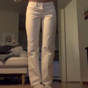 vita jeans från weekday i modellen arrow, lågmidjade😊jag är 164 lång, byxorna är endast använda fåtal gånger, köparen står för frakt!💗