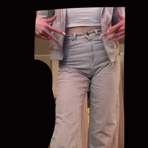 Jeans - Ett par jeans från Zara som jag köpte från plock och jag säljer fem eftersom att de är för korta för mig. De är i färgen typ grå men mest åt det beiga hållet så det är en fett snygg färg och jag hade använt dem om de var längre på mig. Är 178. Skriv om ni är intresserade och ni står för frakten. ❣️💕Köpte de för 300kr 