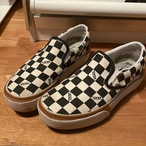 Checkerboard Vans - Klassiska Checkerboard Vans fast med platå. Sparsamt använda under en säsong. Kostar 299 med frakt, skynda fynda! 🖤