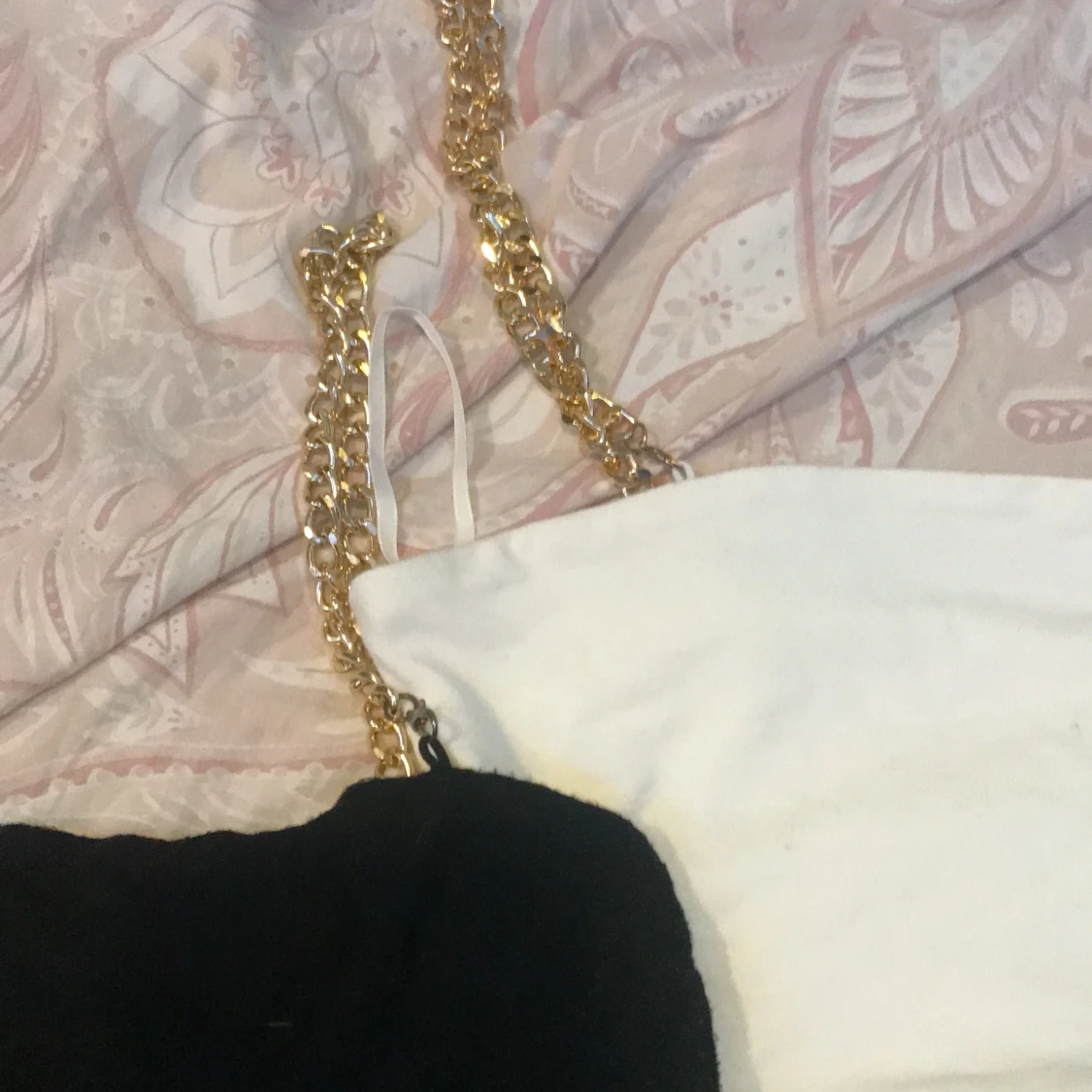 Svart och vitt linne med guldig kedja❤️ - 90