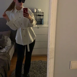 Vit kappa  - Säljer denna kappa då den aldrig kommer till anständig . Kan stängas med knappar och knytas i midjan med ” bälte ”man får till, går även att ha helt öppen 
