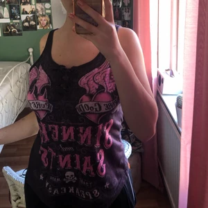 Y2K topp - ett jättefint linne som är köpt här på plick, men som tyvärr inte kommit till användning… sitter bra på mig som har M, men passar nog S oxå! skriv vid intresse, frågor eller fler bilder!💋 frakten är inräknad i priset!