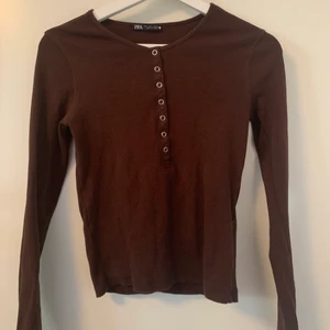 Zara tröja - Så najs tröja med knappt köpt på zara! Strl M. Fraktar eller möts upp i Stockholm.