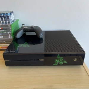 Xbox one - Säljer en xbox one 500gb. Alltså är det 500gb utrymme på den. Den är fullt fungerande och helt felfri. Jag säljer den för att jag har köpt en nyare modell av xbox själv. Alla spel på bilden följs med vid köp Den är återställd och redo att startas. För mer bilder eller så är det bara att skriva ✍️ 