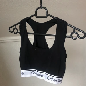 Calvin Klein topp - Inte äkta Calvin Klein topp i bra kvalitet! Storlek S och aldrig använd pga för liten för mig! Så i helt nytt skick! Fraktas eller mötas upp i Arlöv/malmö/Lund
