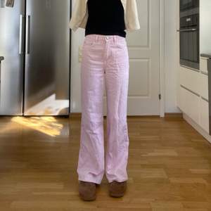 Jeans i en så fin rosa färg från other stories! Nypris: 700kr