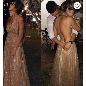 Balklänning  - Säljer min balklänning, endast testad. Storlek M/L och jag är 173 cm. Superfin! 