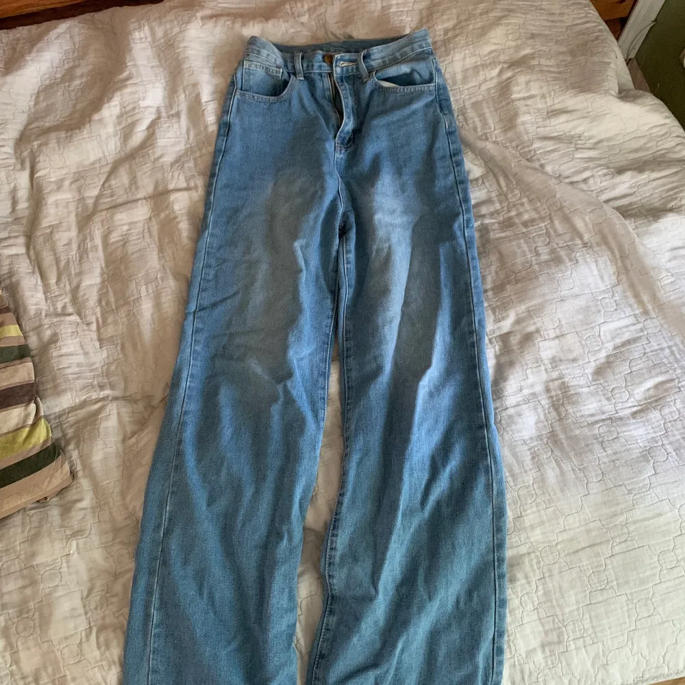 Supersnygga vida mörkblå jeans, helt oanvända, endast testade, säljer pga dom inte passade mig 💕 Buda privat! Storlek XS men känns som M, passar då alltså XS-M/32-36. Jeans & Byxor.