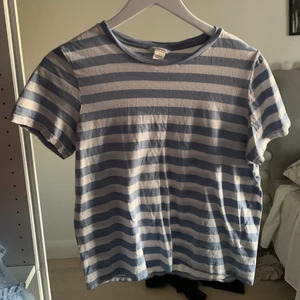 T-shirt - Supergullig T-shirt ifrån monki typ helt oanvänd! Storlek S men passar Xs också.