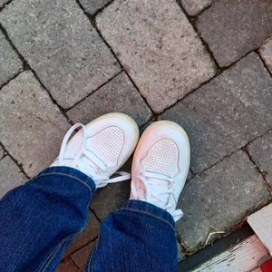 Vita Nike Sneakers strl 42 - Säljer mina vita nike sneakers som har blivit för små. Bra skick, väldigt vita och inte smutsiga.😌 Tveka inte att höra av dig om du är intresserad och har några frågor eller vill se fler bilder! Pris kan diskuteras.