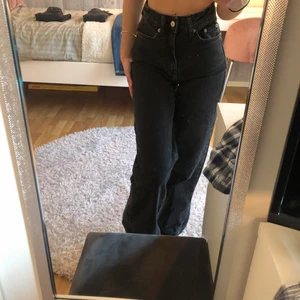 Svarta jeans - Svarta vida jeans, använda max 4ggr, säljer då jag jag ett par liknade. Dem är alltså i väldigt bra skick. Det är storlek XXS. Det är bara att skriva för fler bilder eller frågor💜
