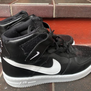 Nike air skor  - Storlek 42, använd en gång. Väldigt nytt skick. Köpt nyligen. Väldigt fina faktiskt men för små för mig 