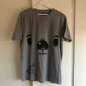 Signerad Svenska Björnstammen T-Shirt - Signerad T-shirt från Den Svenska Björnstammen. Aldrig använd! storlek M.