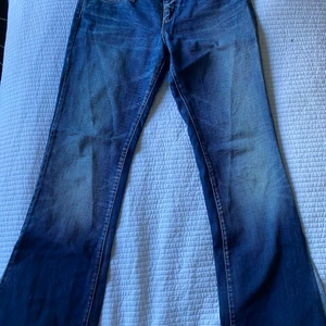 Replay low waist bootcut jeans - Jeansen är mörkblå med ljusare partier, storleken är w29 l39 köpta second hand men nästan som ny skick:)