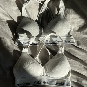 Calvin klein - Säljer dessa två calvin klein braletter/ lätt push up topp. Dom är båda i gott skick men ändå använda några gånger. Båda för 180kr annars en för 100kr🥰