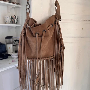 Brun läder väska - INTRESSEKONFLIKT, vill helt enkelt se hur många som e intresserad av den🥰 Använd 1-2 ggr, därav väldigt bra skick!☺️