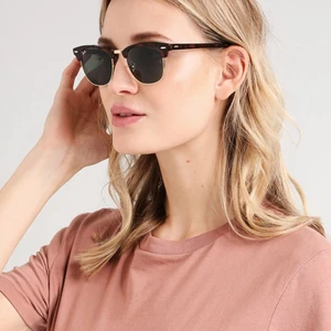 Ray-Ban - Säljer dessa supersnygga Ray-Bans (ORB3016 CLUBMASTER) då de endast står i skåpet och inte används längre, nyskick då de använts någon enstaka gång endast. Nypris 1 665 kr. Kan gå ner i pris vid snabb affär! 😊