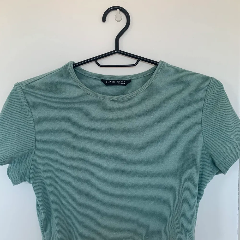 Tajt kort t-shirt från SHEIN som är i jätte bra skick, jag har bara använt den ett fåtal gånger. Den är i en väldigt fin ljus grön färg. Tröja är i storlek S. Denna tröja passar perfekt till sommaren och jag säljer den för 90 kr💕. Toppar.