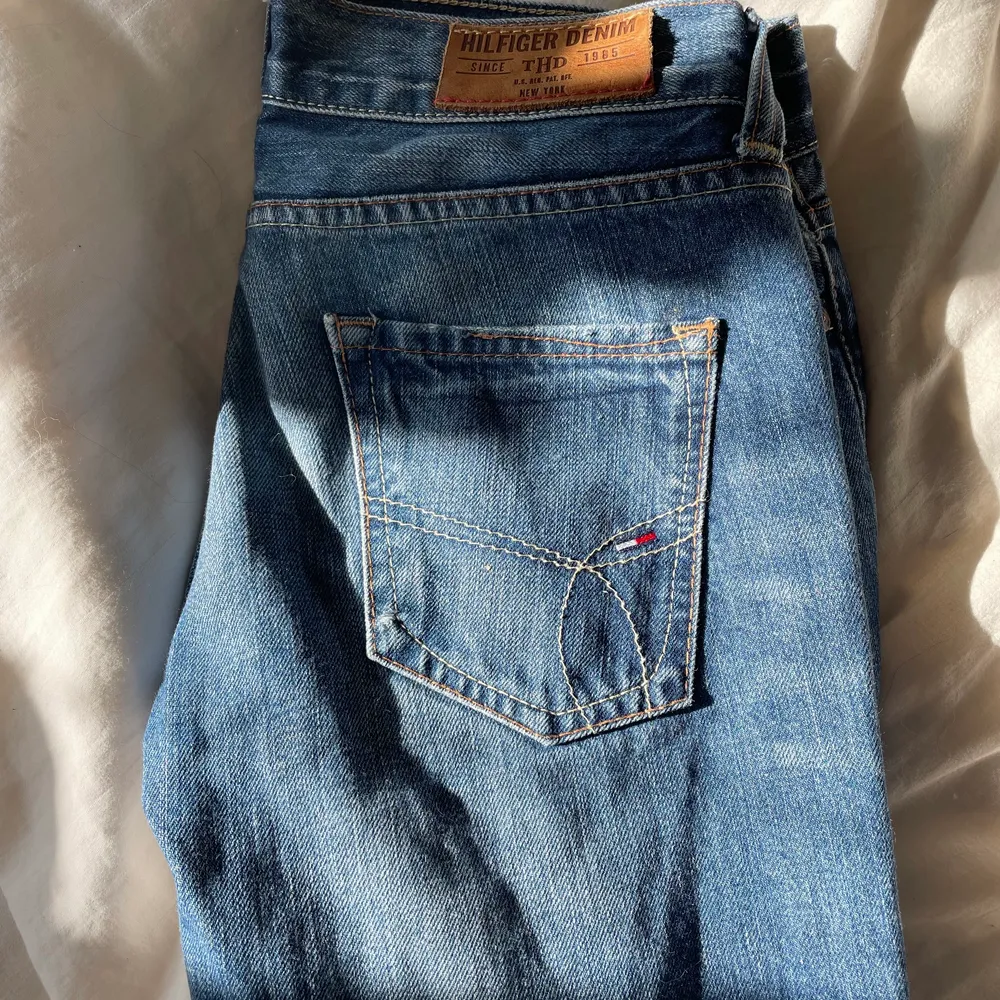 Ett par snygga lågmidjade jeans från Tommy Hilfiger, lite för små för mig som normalt har stl 26 i midjan💕 Tajta i låren också! Fint skick men har små missfärgningar längst ner på benen (se andra bilden), men detta syns knappt när dem är på💓 Kom gärna privat för mer bilder eller frågor!. Jeans & Byxor.