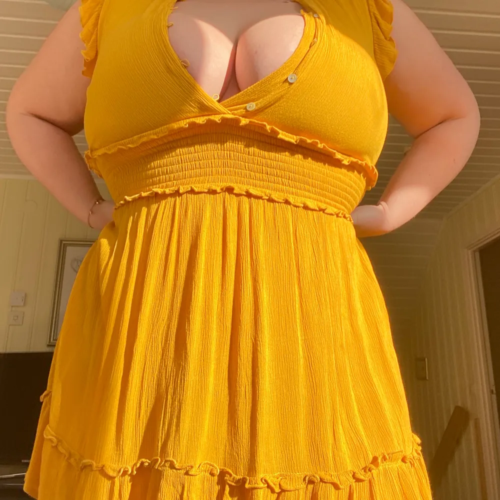 En gul sommar klänning. Använd 1 gång. Har knappar vid bysten.. Klänningar.