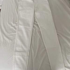 Storlek M aldrig använt  k det är vita byxor från lager 157 som är stretchiga