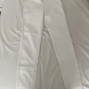 Storlek M aldrig använt  k det är vita byxor från lager 157 som är stretchiga