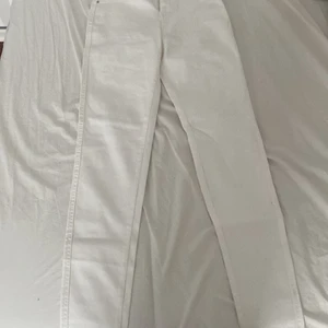 byxor  jeans oanvända - Storlek M aldrig använt  k det är vita byxor från lager 157 som är stretchiga